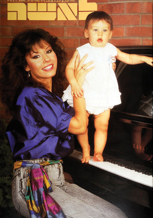 31.8.1987. עם הבת אלונה תומר (גם היא הופיעה לאחרונה ב"לאשה" (צילום: בן לם)
