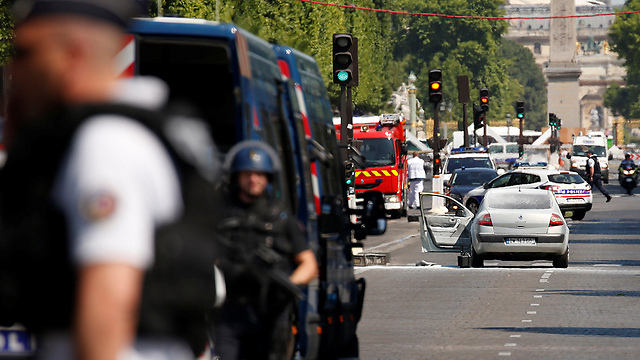 כוחות הביטחון אחרי ניסיון פיגוע בבירת צרפת השנה (צילום: רויטרס) (צילום: רויטרס)
