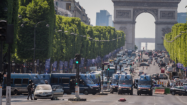 זירת הפיגוע בשדרה המפורסמת של פריז (צילום: EPA) (צילום: EPA)