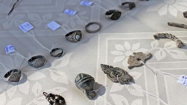 תכשיטים שכנראה היו שייכים למבשלות במצודה (צילום: ורד בוסידן, רשות העתיקות) (צילום: ורד בוסידן, רשות העתיקות)