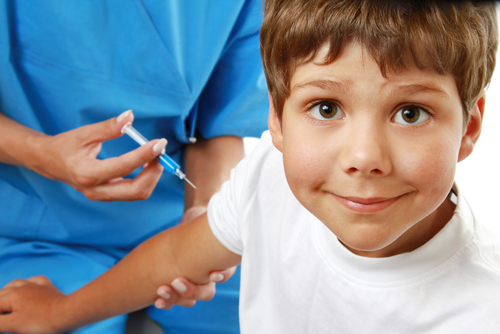 Ребёнок до истерики боится прививок и уколов: что делать и как ему помочь