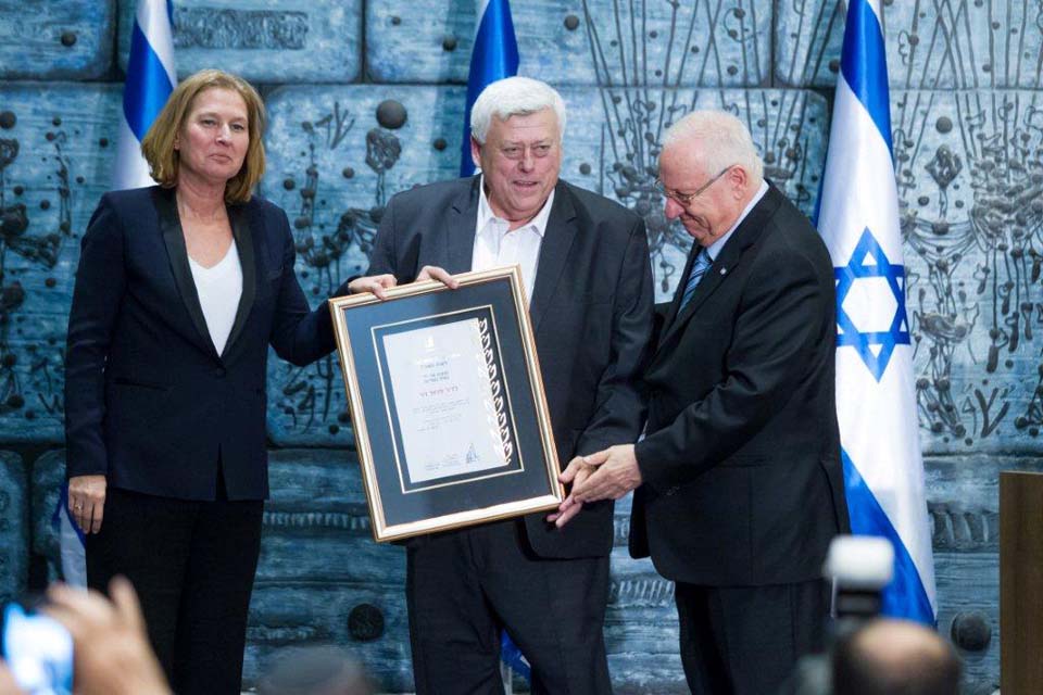 Доктор Дор получает награду из рук президента Израиля