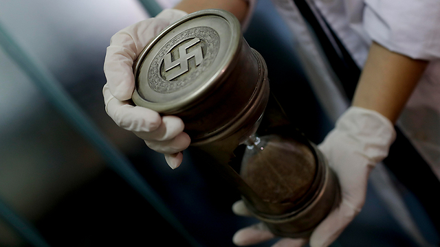 שעון חול מעוטר בסמל הנאצים (צילום: AP) (צילום: AP)