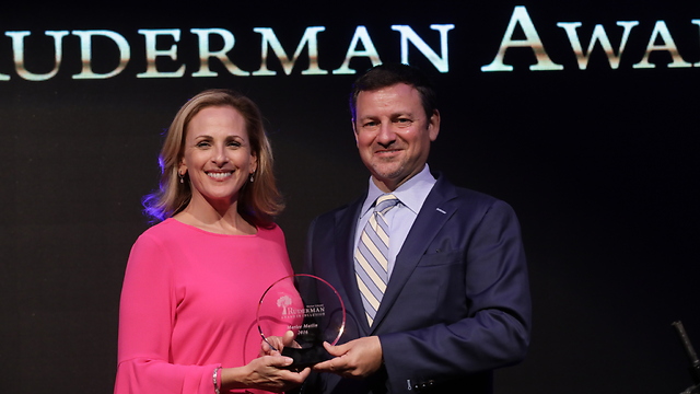 Marlee Matlin accepting the award from Jay Ruderman, President of the Ruderman Family Foundation (Photo: Erez Uzir)
