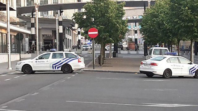 כוחות משטרה מחוץ לתחנת המרכזית בבריסל ()