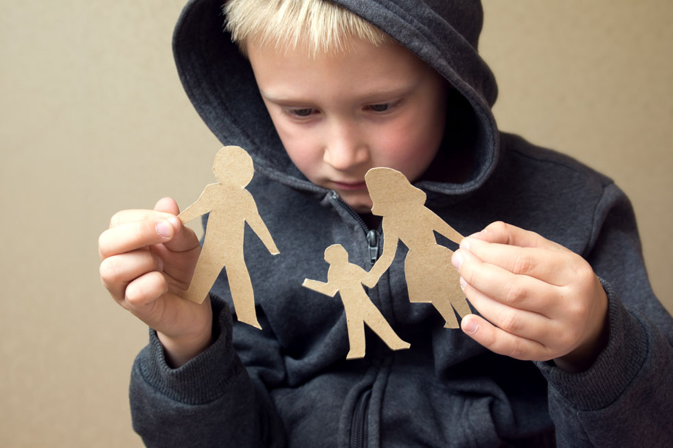 ילדים רבים שלעתים קרובות נלכדים באש הצולבת הרגשית בין הורים כועסים והם אלה שמשלמים את המחיר (צילום: Shutterstock)
