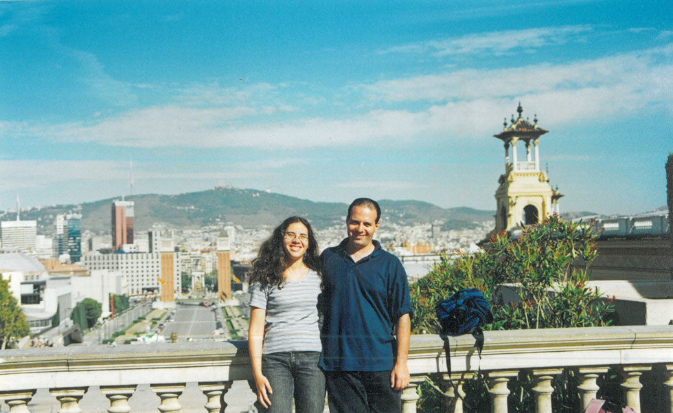 עם בעלה, עדו, בטיול לספרד אחרי החתונה. "בשנים האחרונות אני מרשה לעצמי לעבור קדימה ולקחת קרדיט על העשייה שלי" (צילום: מתוך אלבום פרטי)