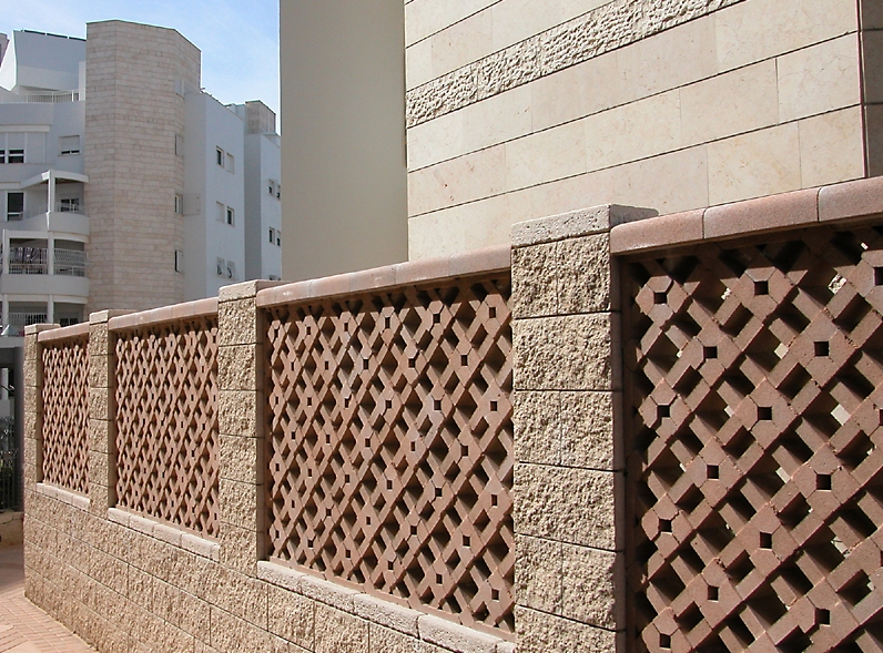 גדר משרביה שנותנת הרגשת חמימות וביתיות. בניין באשדוד (צילום: יח"צ) (צילום: יח