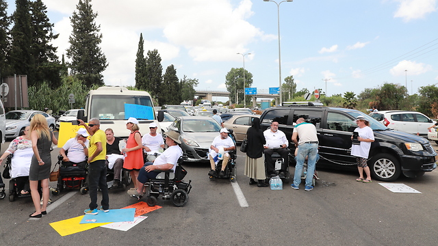 מחאת הנכים השבוע ליד נתב"ג (צילום: דנה קופל) (צילום: דנה קופל)