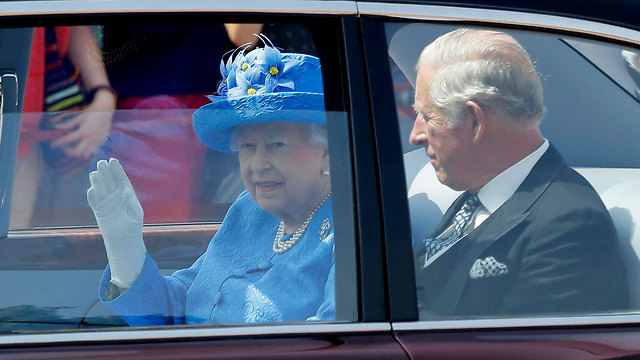 הבן החליף את אביו בנאום המיוחד לרגל פתיחת מושב הפרלמנט. המלכה אליזבת והנסיך צ'רלס (צילום: AP) (צילום: AP)