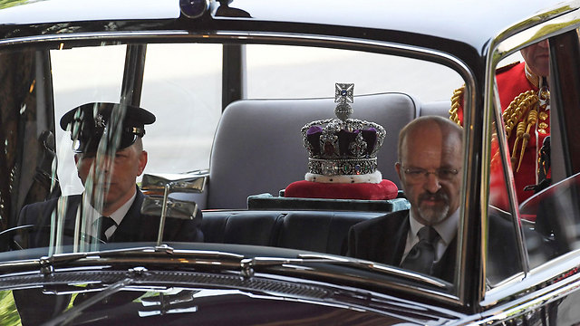 כתר המלכה הובא במכונית נפרדת (צילום: AFP) (צילום: AFP)