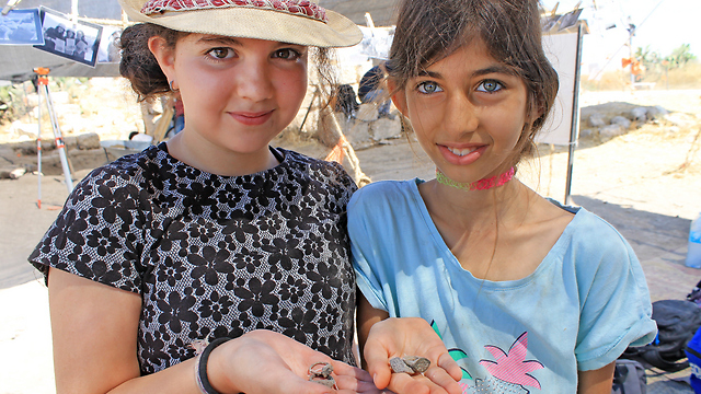 Some 2,500 schoolchildren and volunteers of all ages from Modiʻin have so far participated in the excavation of Tittora (Photo: Vered Bosidan, Israel Antiquities Authority)