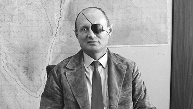 Geffen wrote that despite having only one eye, his relative Moshe Dayan 'saw Israel's security from afar' (Photo: Bamahane, courtesy of the IDF archives at the Defense Ministry)