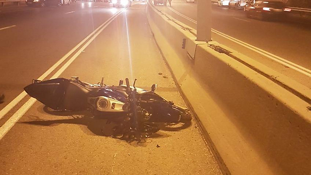 תאונה בכביש 5 שבה נהרג רוכב אופנוע (צילום: דוברות מד"א) (צילום: דוברות מד