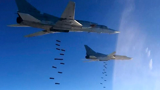 מטוסי טופולוב רוסיים מפילים פצצות בדיר א-זור (צילום: AP) (צילום: AP)