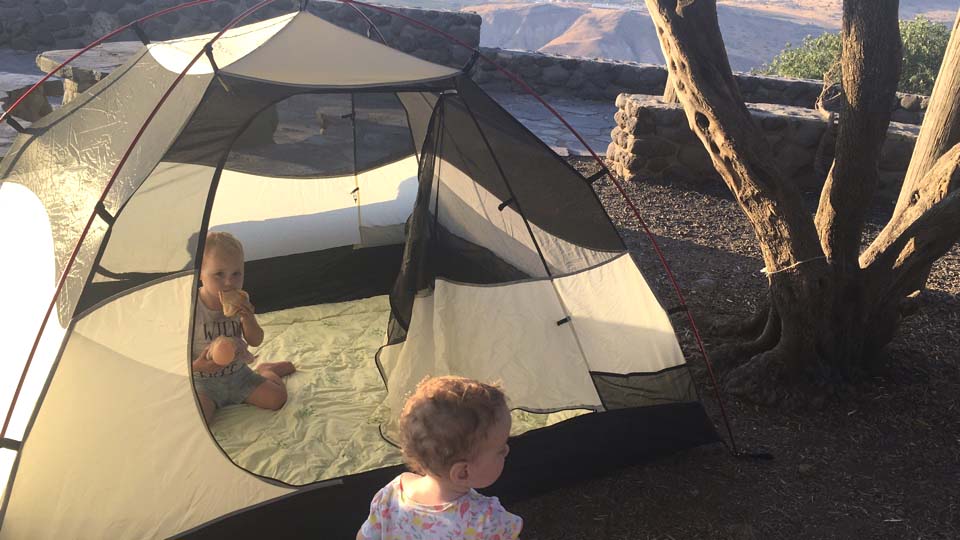 Лея и Амалия в палатке на Кинерете