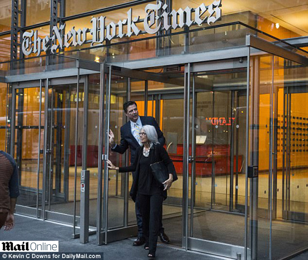 קומי ואשתו במשרדי "ניו יורק טיימס" (צילום: Kevin C Downs) (צילום: Kevin C Downs)