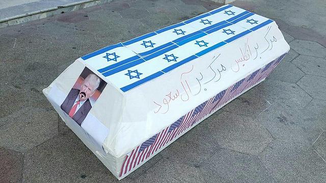 ארון קבורה מעוטר בדגלי ישראל וארה"ב ותמונת טראמפ ()