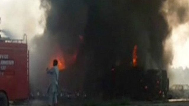 В Пакистане не менее 123 человек погибли из-за возгорания бензовоза