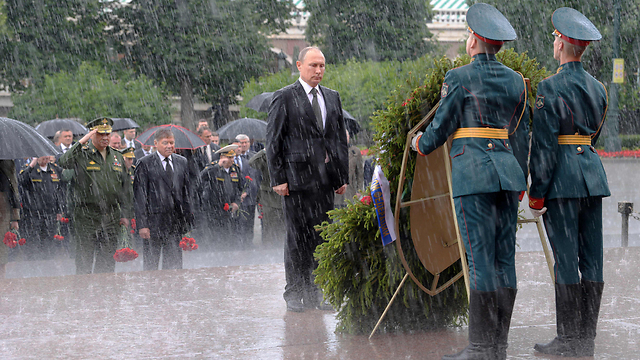 פוטין לא נכנע לגשם (צילום: AFP) (צילום: AFP)