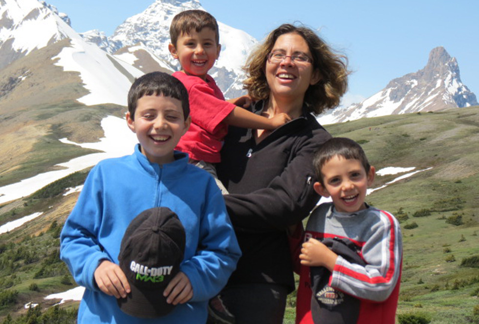 חמוטל ברקן עם שלושת ילדיה בטיול בקנדה. "התפטרתי כדי להגשים חלום של הרבה שנים" (צילום: מתוך אלבום פרטי)