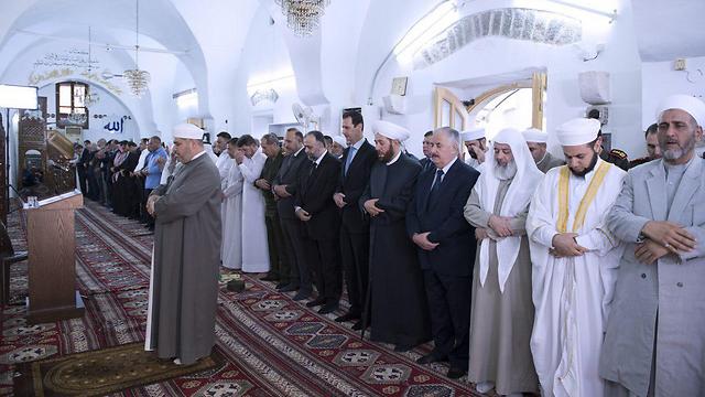 נשיא סוריה בשאר אסד בתפילה בעיר חמה ()