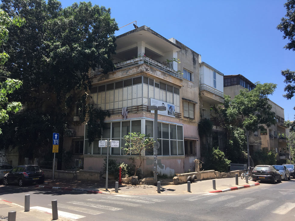 הבניין ברחוב מלצ'ט 3 פינת מזא''ה בתל אביב. מניה ביאליק, אלמנתו של המשורר הלאומי, התגוררה בקומה השנייה (צילום: דקל גודוביץ)
