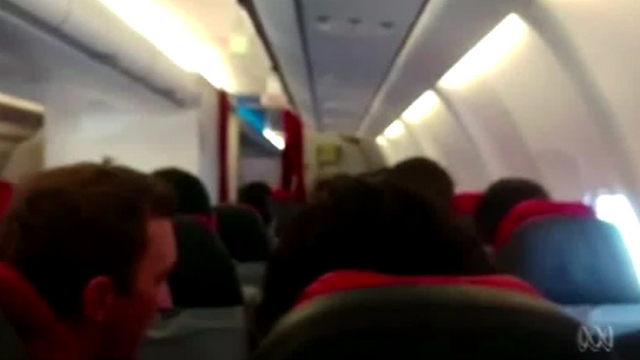 הנוסעים המפוחדים במטוס הרועד, אייר אסיה ()
