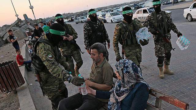 In Gaza, Hamas members hand out water and dates (Photo: EPA)