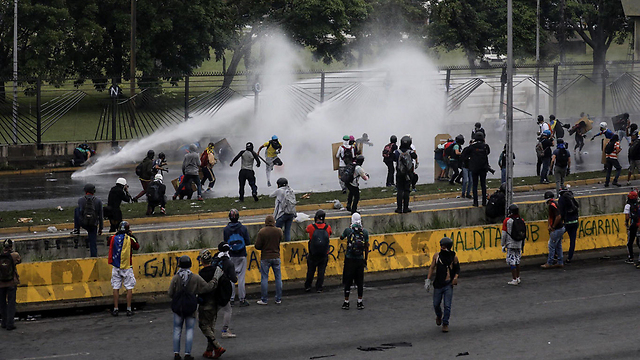 מפגינים נגד ממשלת ונצואלה מפוזרים בכוח בקראקס (צילום: EPA) (צילום: EPA)