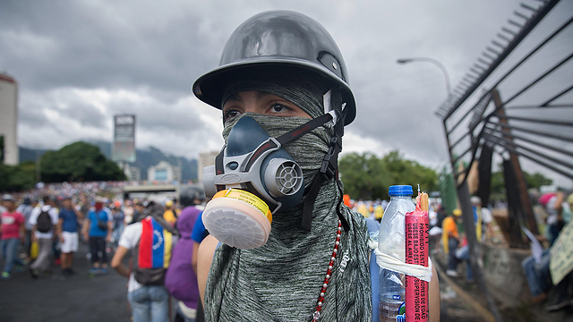 המחאה האדירה מאז תחילת אפריל ברחבי ונצואלה (צילום: EPA) (צילום: EPA)