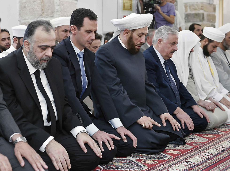 אסד תועד מתפלל במסגד בעיר חמה  (צילום: AP) (צילום: AP)