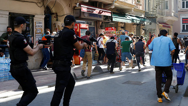 שוטרים יורים כדורי גומי לעבר משתתפי המצעד. איסטנבול (צילום: רויטרס) (צילום: רויטרס)