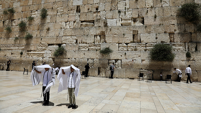 The Kotel battle has turned into a world war between the government, the Haredim and the Diaspora Jewry. In between, there are many Jews whose attitude towards the issue ranges from complete indifference to ineffective anger (Photo: Reuters)