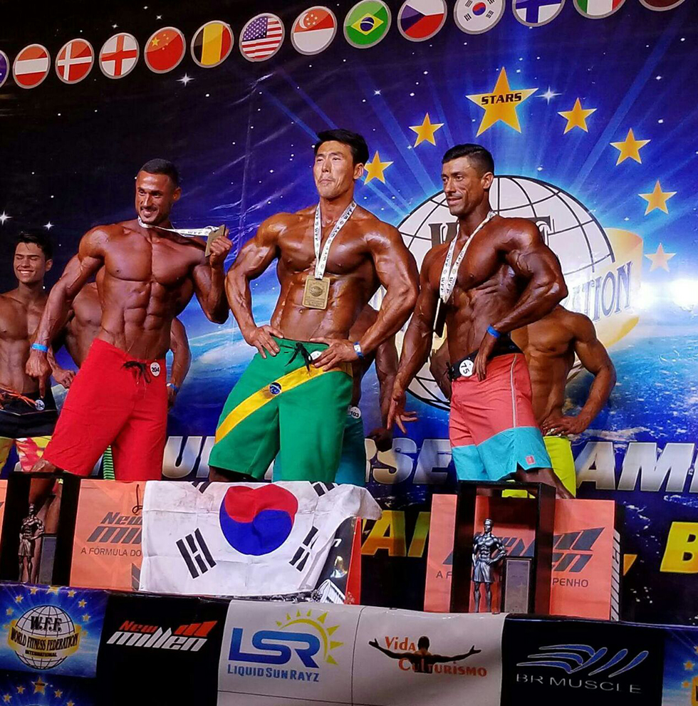 שי (שלישי מימין) בתחרות מר יוניברס ()