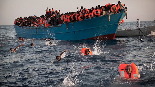 Спасение тонущих мигрантов у берегов Италии. Фото: AP