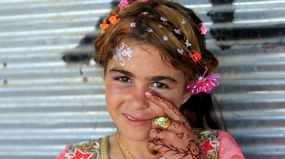 ילדה במוסול לבושה לכבוד עיד אל פיטר (צילום: רויטרס) (צילום: רויטרס)