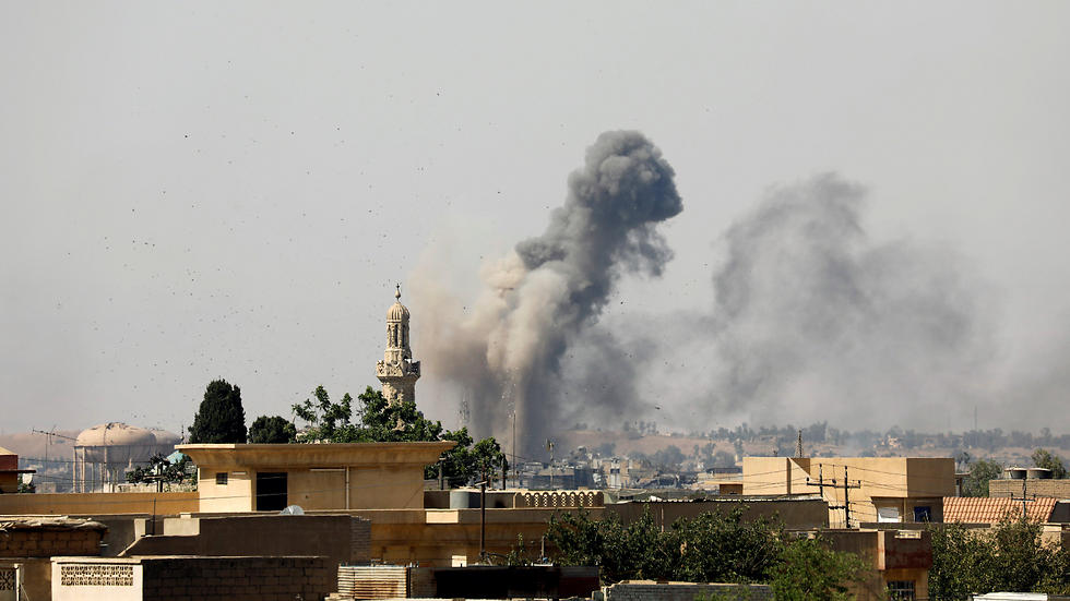 "25 מטרים מהמסגד של דאעש". עשן מיתמר מהקרבות בעיר העתיקה במוסול (צילום: רויטרס) (צילום: רויטרס)