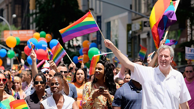 ראש העיר ניו יורק ביל דה בלזיו במצעד הגאווה בעירו (צילום: AFP) (צילום: AFP)