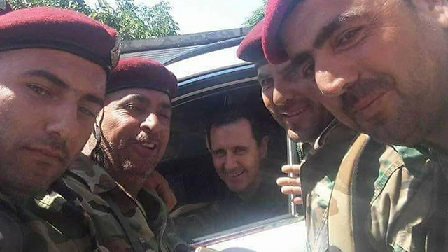"עם הרודן שלי". חיילים סורים בסלפי עם אסד ()