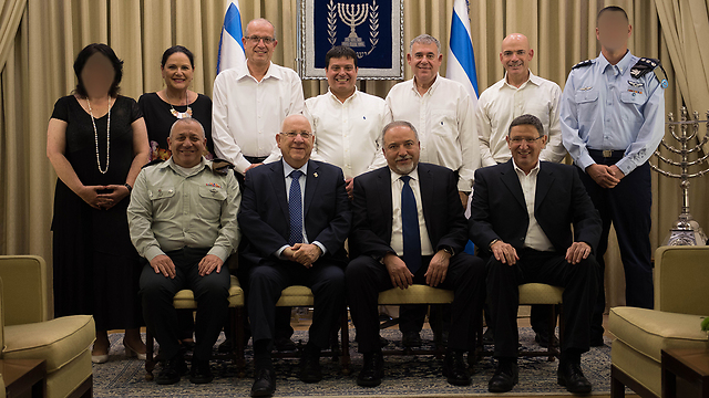 Rivlin, Lieberman and Eisenkott with the prize recipients (Photo: IDF Spokesperson's Unit)