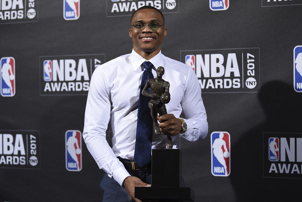 "פעם התבדחתי עם אחי שיום אחד אהיה ה-MVP של ה-NBA". ווסטברוק והפסלון (צילום: AP) (צילום: AP)