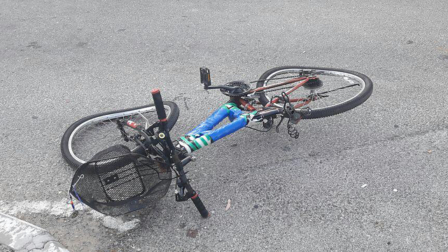 אופני ההרוג בזירת התאונה (צילום: תיעוד מבצעי מד"א) (צילום: תיעוד מבצעי מד