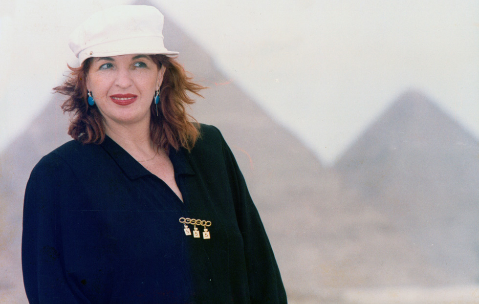 שלוה בן גל במצרים, 1990. "התחלתי בתצוגות קטנות, אבל תמיד חיפשתי משהו מעניין, גימיק"  (צילום: אלי דסה, ארכיון העולם הזה)