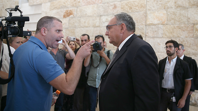 Hadassah director Rotstein accosted by parents (Photo: Ohad Zwigenberg)
