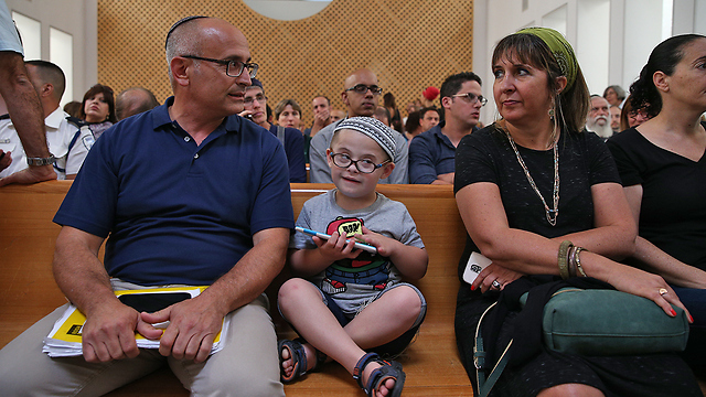 Parents and their sick child (Photo: Ohad Zwigenberg)