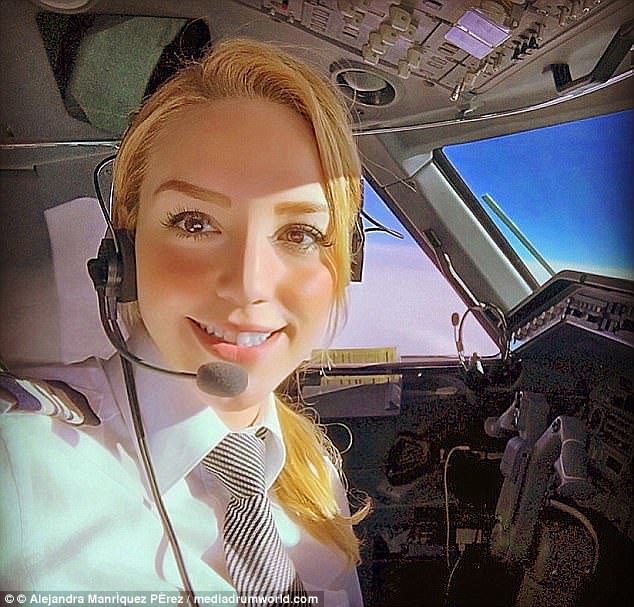 לא רק יפה: הטייסת אלסנדרה מנריקז מעל שמי מקסיקו ()