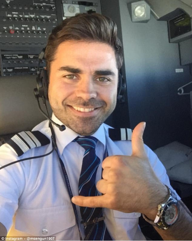 לחגור חגורות ולהרים ניידים: הטייס מרט סנגאן בסלפי משדה התעופה באנטליה ()