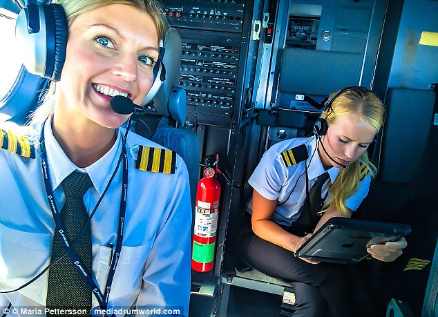 הטייסת השבדית מריה פיטרסון ושותפתה לתא הקוקפיט ולסלפי המוצלח ()