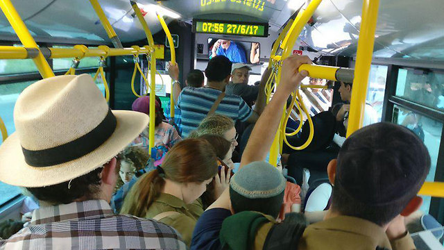 רוצים לתמרץ חברות אוטובוסים על יותר מ-95% תפוסה. רק שבתחבורה הציבורית בישראל יש לעיתים קרובות 200% תפוסה ()